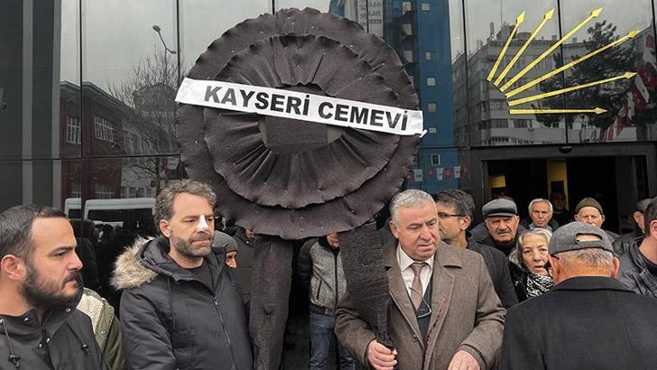 Alevi derneklerinden, CHP Kayseri İl Başkanlığı önüne siyah çelenk