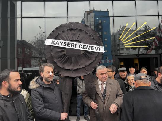 Alevi derneklerinden, CHP Kayseri İl Başkanlığı önüne siyah çelenk