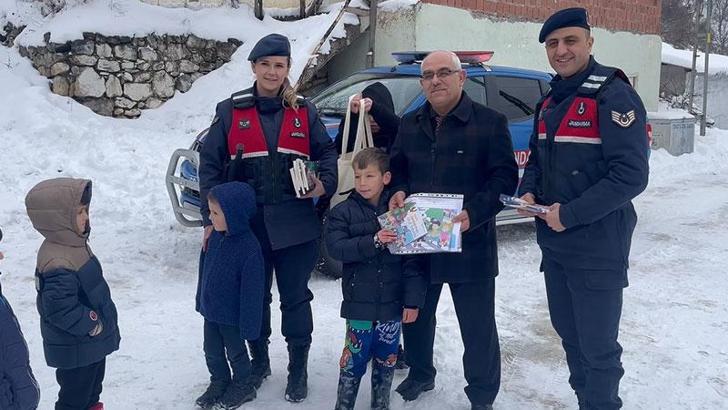 Kar nedeniyle okula gidemeyen öğrencilerin karnelerini jandarma dağıttı