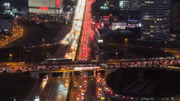 İstanbul- İstanbul'da yüzde 87'ye ulaşan trafik yoğunluğu havadan görüntülendi