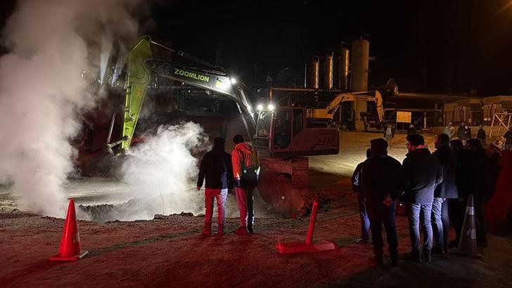 Jeotermal firmaya ait boru hattında buhar sızıntısı