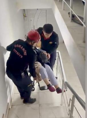 Elektrik kesintisi nedeniyle evine çıkamayan yaşlı kadının yardımına itfaiye koştu