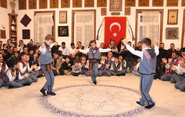 Yaren Gecesi düzenleyip, ilçe kültürünü yaşatıyorlar