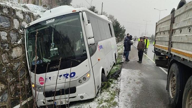 Otobüs, yol kenarındaki kazazedelere çarptı; 1 ölü, 3 yaralı