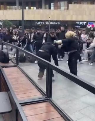 İstanbul - Maltepe'de alışveriş merkezindeki kadınların saç saça kavgası kamerada