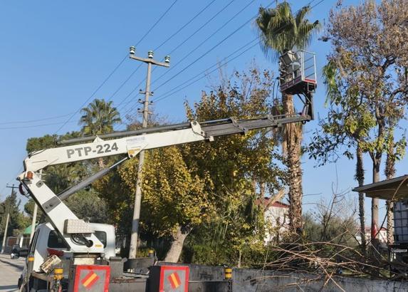 Akdeniz’de parklarda bakım ve yenileme çalışmaları sürüyor