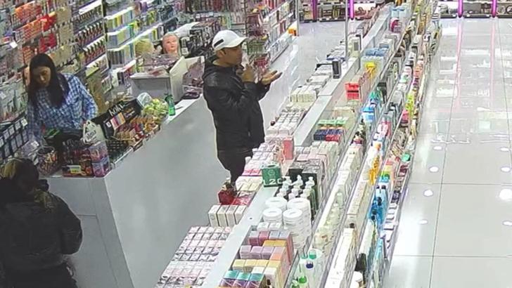 İstanbul - Bağcılar'da mağazada 'tırnakçılık' yaparken yakalanınca, ürün çalıp kaçtı