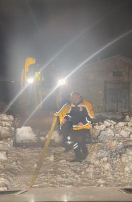 Hasta ihbarına giderken kara saplanan ambulans kurtarıldı