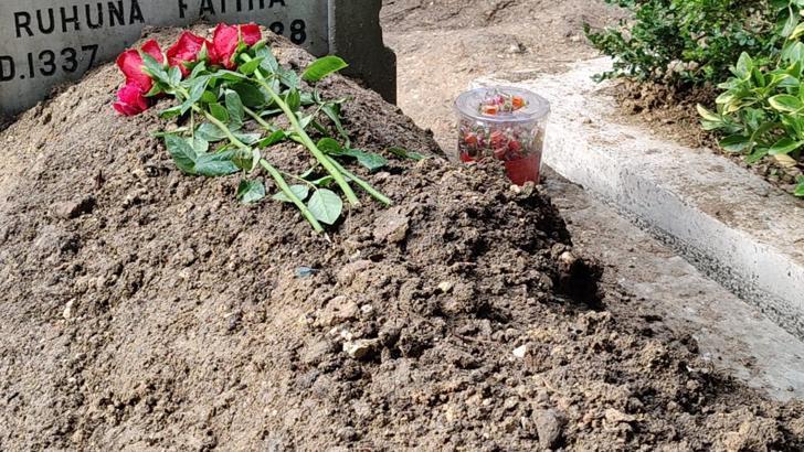 İstanbul - Güngören'de öldürülen Atlas'ın mezarına kırmızı güller ve şeker bırakıldı; arkadaşları ziyarette bulundu