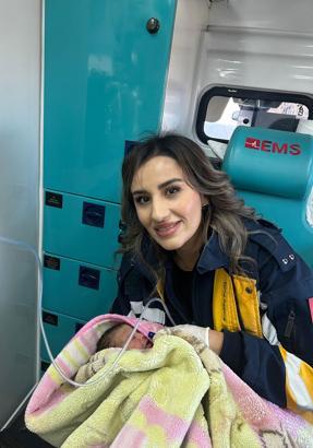 Ambulansta dünyaya geldi