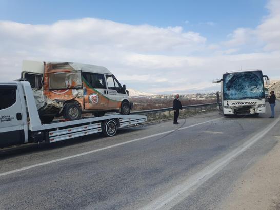 Otobüsle minibüs çarpıştı; 2 yaralı