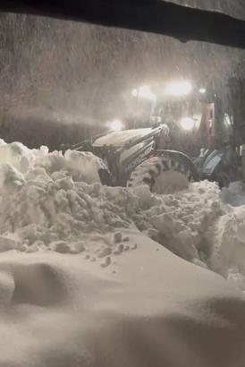 Kardan yolu kapanan köyde tek başına kaldı, kendisine ulaşan ekiplere direndi
