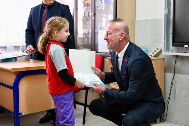 Başkan Karabatı, miniklerin karne heyecanına ortak oldu