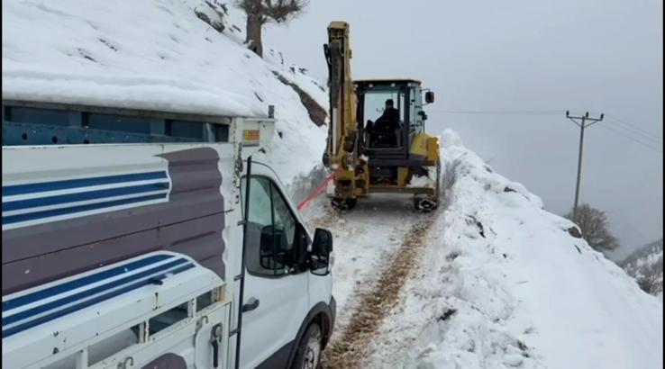 Batman’da kara saplanan kamyonet, iş makinesiyle kurtarıldı