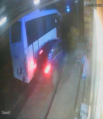 İstanbul - Arnavutköy'de otomobil midibüse çarptı; binen kişi son anda kurtuldu