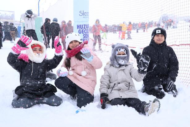 Erciyes'te pistler, karnelerini alan öğrencilerle doldu