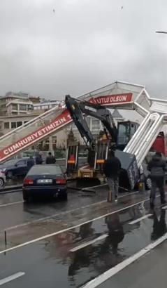 İstanbul - Üsküdar'da TIR'ın üzerindeki ekskavatör tabelaya takıldı: 7 araçta hasar oluştu