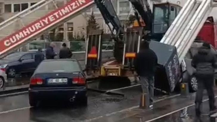 Üsküdar'da TIR'ın üzerindeki ekskavatör tabelaya çarptı: 7 araçta hasar oluştu
