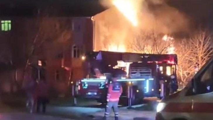Arnavutköy'de kömürlükte başlayan yangın binaya sıçradı