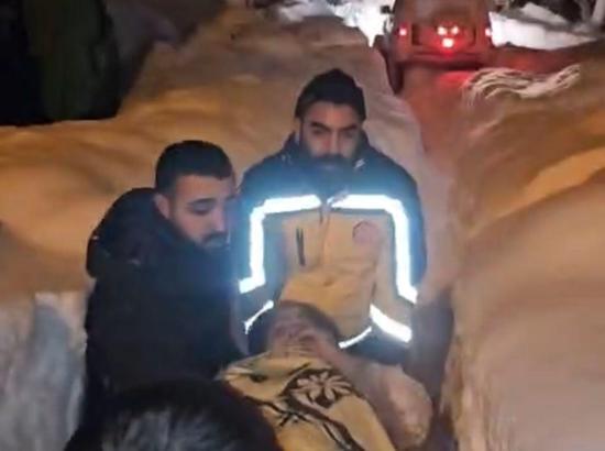 Yolu kardan kapanan köydeki yaralıya paletli ambulansla ulaşıldı