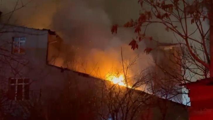 İstanbul -Ümraniye’de 3 katlı binada çıkan yangın söndürüldü