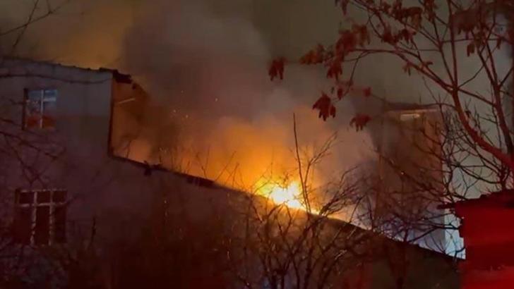 Ümraniye’de 3 katlı binada çıkan yangın söndürüldü