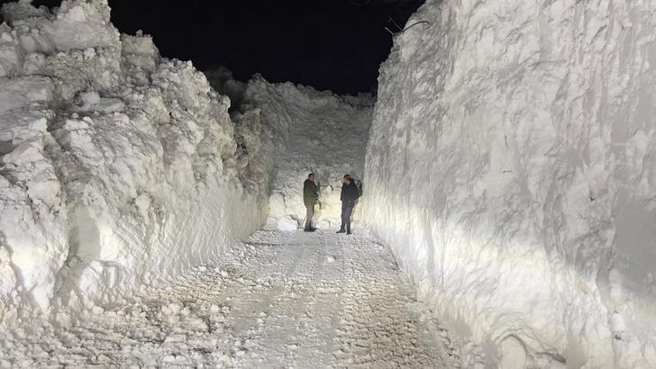 Yüksekova'da çığ düşen köy yolu ulaşıma açıldı