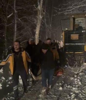 Yolu kardan kapanan köyde rahatsızlanan hasta için ekipler seferber oldu