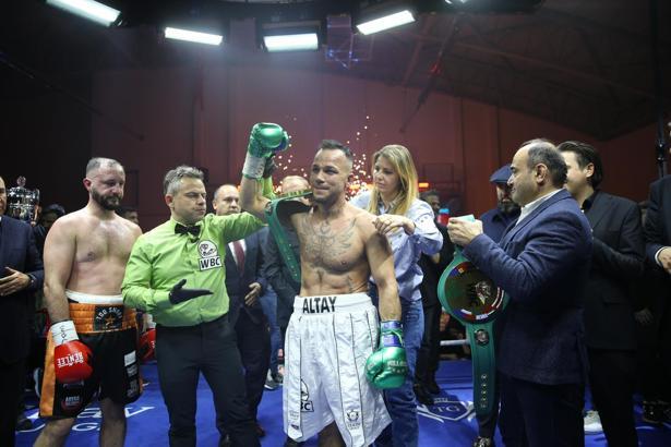 'Demir Yumruk' Şükrü Altay, Muğla’da altın kemerin sahibi oldu