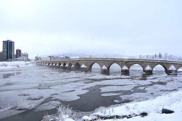 Sivas’ta kar, yerini soğuk havaya bıraktı