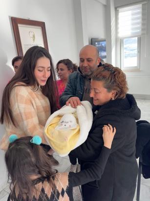 'Geçici Koruyucu Aile' modelinin 100'üncü bebeği Ege Berk, koruyucu ailesiyle buluştu