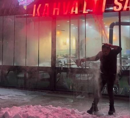 Soğuk havayı test etmek isterken kendini yaktı