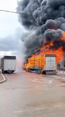 Sünger yüklü TIR’daki yangın, yanındaki mobilya yüklü dorseye sıçradı