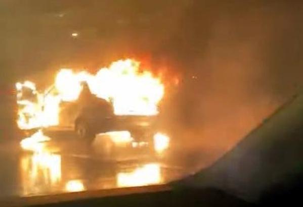 İstanbul- Avcılar'da otomobil alev alev yandı