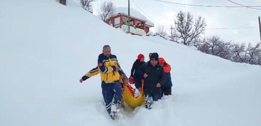 KOAH hastası, karda sedyeyle taşınarak ambulansa ulaştırıldı