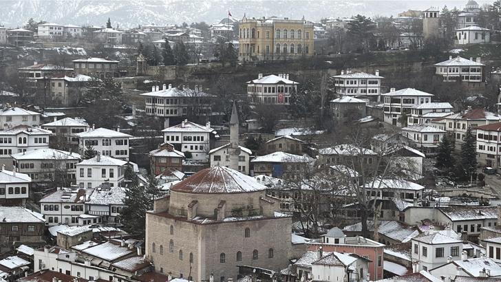 Safranbolu’nun tarihi konakları karla kaplandı