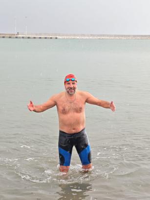 Kar altında denize girip yüzdü