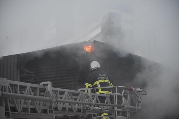 Sivas'ta 2 katlı evin çatısında yangın