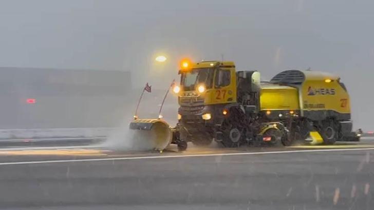 Sabiha Gökçen Havalimanı’nda karla mücadele; pistler açık tutuluyor