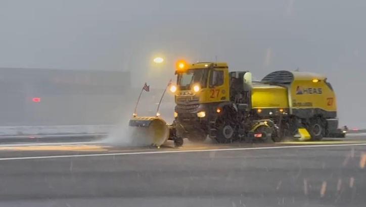 İstanbul - Sabiha Gökçen Havalimanı’nda karla mücadele; pistler açık tutuluyor