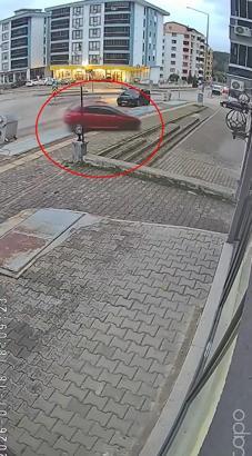 Direksiyon dersinde fren yerine gaza basıp, kaldırıma çıktı: O anlar  kamerada