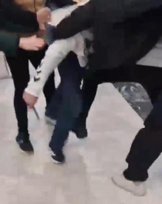 Ankara'da alışveriş merkezinde bıçaklı kavga kamerada: 1 yaralı, 3 çocuk gözlem altında