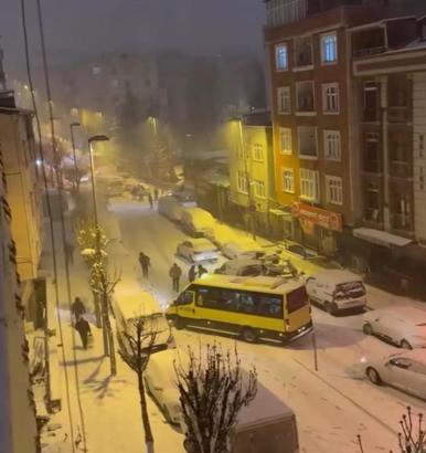 İstanbul - İstanbul'da kar yağışı ile birlikte işe gidenler zor anlar yaşadı