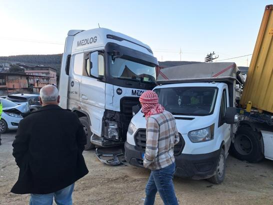 Hatay'da buzlanan yolda 11 araç zincirleme kazaya karıştı: 11 yaralı