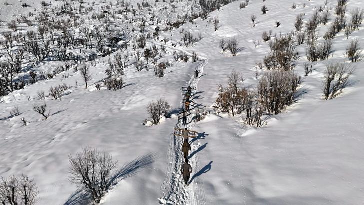 Hakkari’de besiciler karda kızakla hayvanlarına ot taşıyor