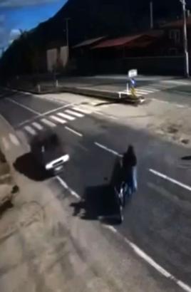 Otomobilin çarptığı üçtekerdeki anne ölürken, oğlu ağır yaralandı