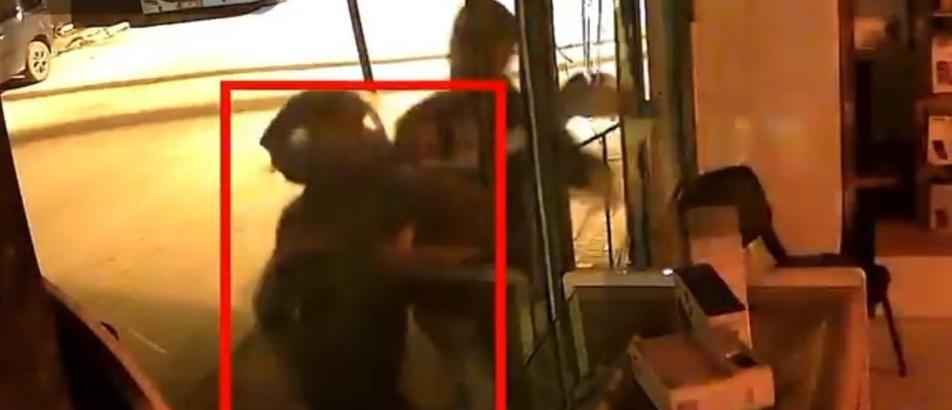 Kaldırım taşı ile iş yerinin camını kırıp, tablet ve cep telefonu çaldılar