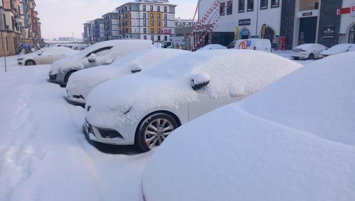 Diyarbakır'da kar yağışı etkili oldu; uçuşlar iptal edildi
