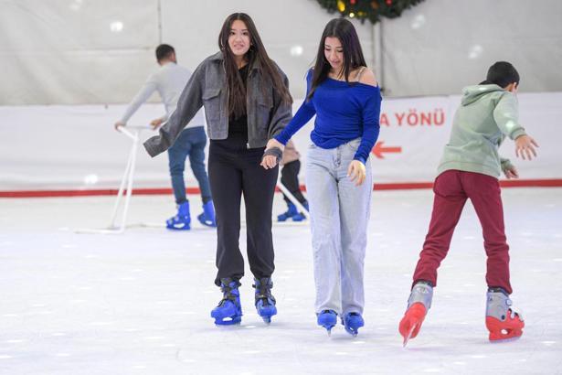 İzmir'de kışın keyfi buzda yaşanıyor