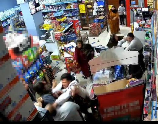 Marketçi, husumetli akrabaları tarafından darbedildi